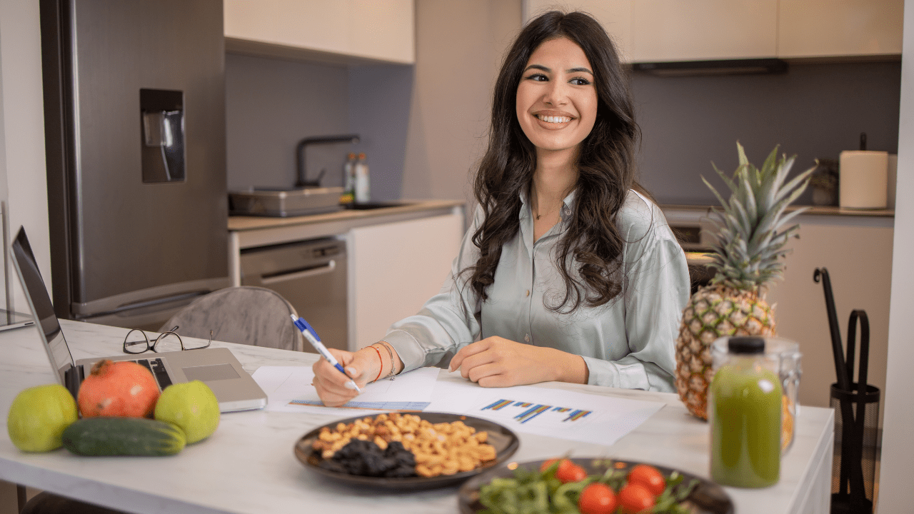 Female nutritionist | Dietitian vs Nutritionist