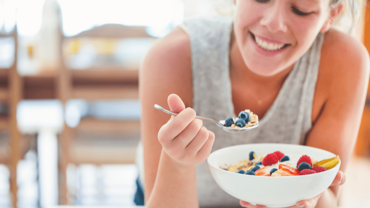 Mom Eating Healthy Breakfast | Coach Chris Nutritionist & Weight Loss Coach